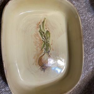 Sur la table handled casserole dish